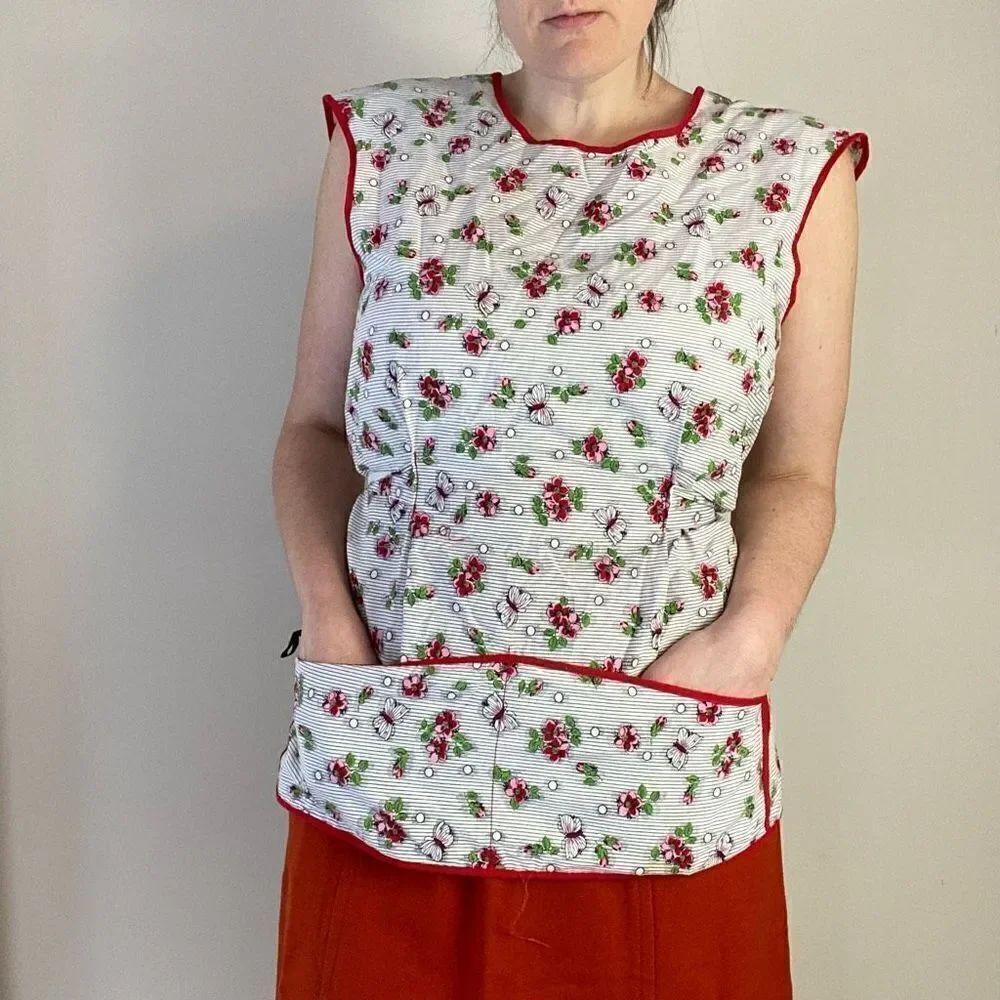 VTG 40s / 50s Hand Sewn Cherry Blossom and Butterfly Front Pocket Wrap Cobbler A
